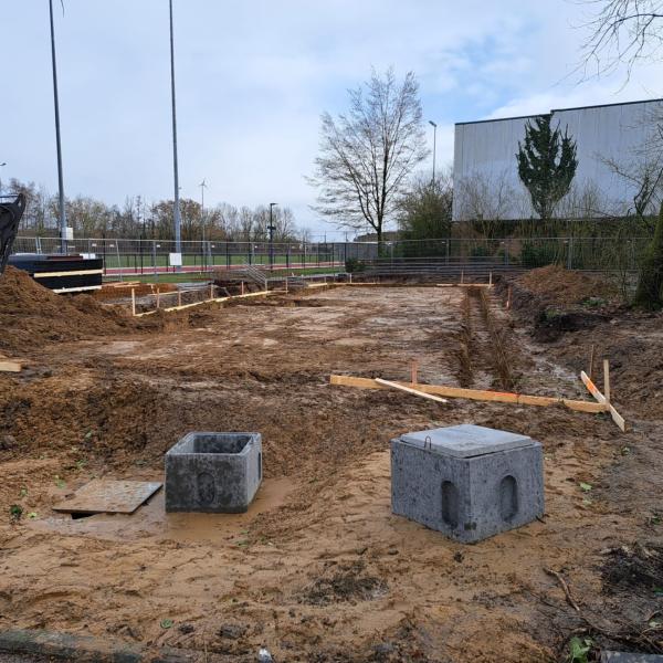 Graven van funderingen in sporthal Moorsele