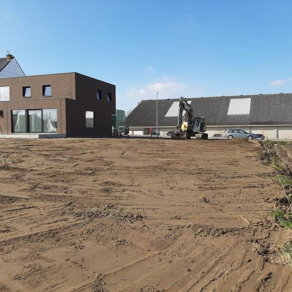 nivelleren en aanvoeren aarde van tuin kortrijk 