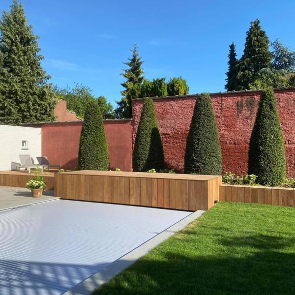 zwembad met rolluik en omgevingsaanleg menen